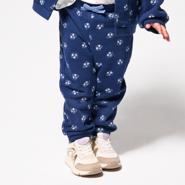 بنطلون رياضي ميلتون أزرق اللون عليه زهور، للطفلة الصغيرة